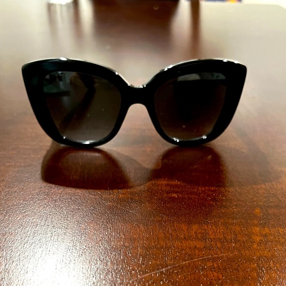 Authentic Gucci Sunglasses. Only used once. - Picture 2 of 4